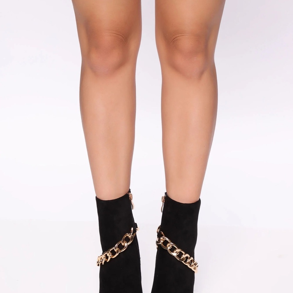 Chic Black and Gold Heeled Boots with Chunky Chain - Picture 2 of 13